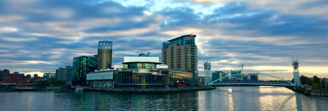 Blick über Fluss und Gebäude in Manchester